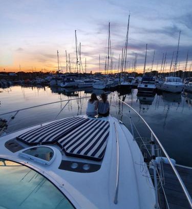 New Forest District Alquiler De Eote | Y-Knot-Two Bedroom Luxury Motor Boat In Lymington