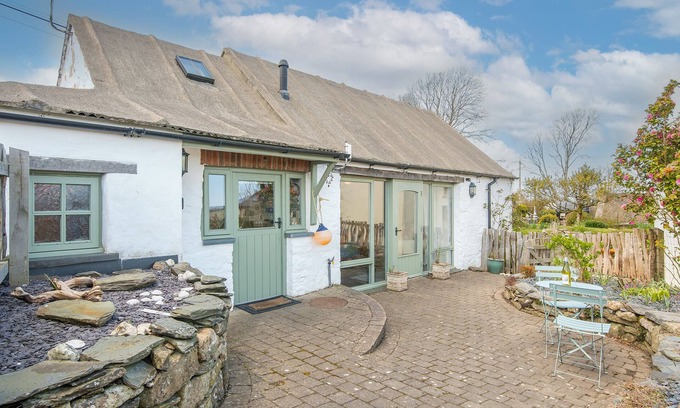 Newport Cabaña | Y Sied, Holiday Cottage Newport, Sleeps 2, 1 bedrooms, bathrooms
