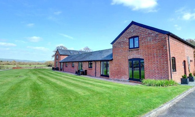 Caersws Casa | En una fila de casas de campo recientemente renovadas, Y Stabl es una propiedad de dos pisos en el extremo y ofrece un