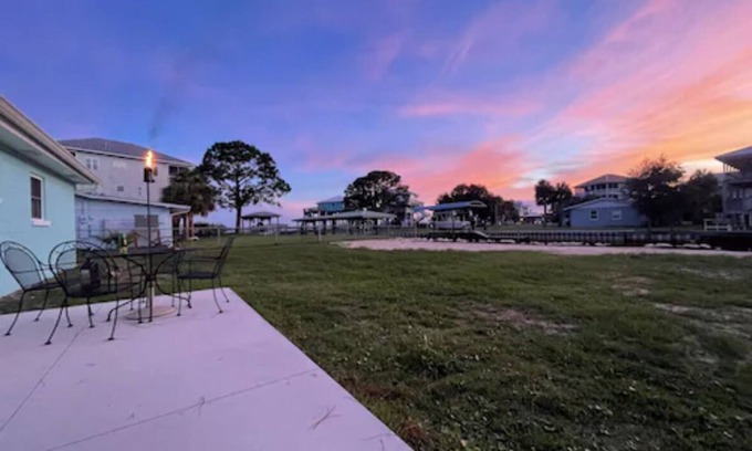Panacea Casa | Y Worry! Old Florida Waterfront! Beach, bike trails, boat ramp, fish, & fire pit
