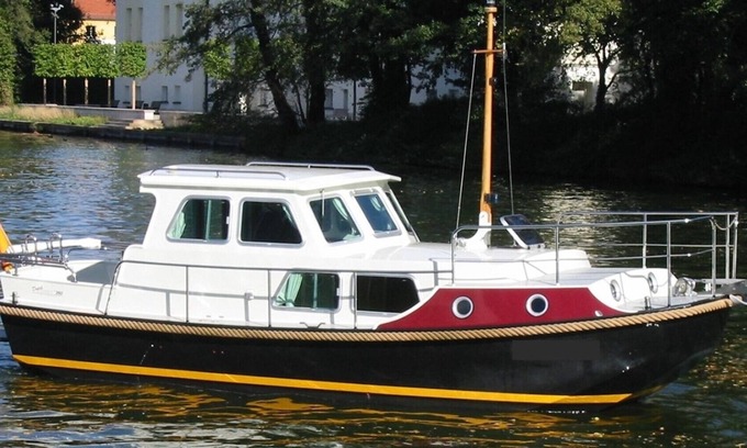 Oberhavel Alquiler De Eote | Yate Linssen DS 260 OC para 2 + 1 personas.