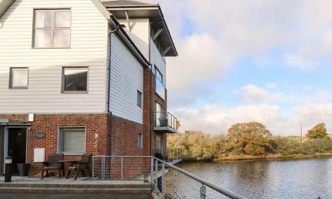 Whippingham Cabaña | YACHTSMAN'S TOWER, family friendly in East Cowes, Isle Of Wight