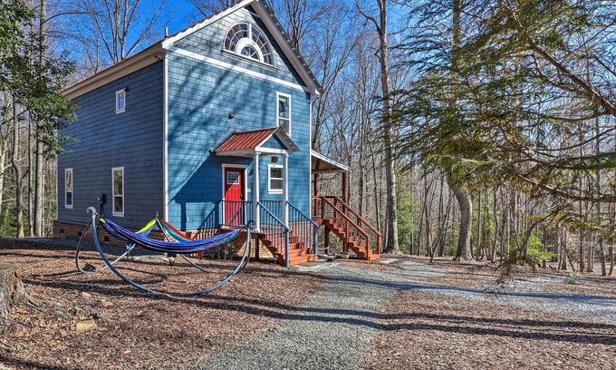 Union Grove Cabina | Yadkin Valley Cabin Retreat w/ Deck, Fire Pit