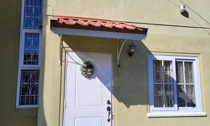 Spanish Town Casa | Yahweh's house Spacious Town house gated community. Near gas station supermarket