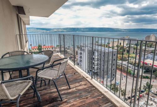 Tiberias Old City Apartamento | YalaRent Migdalor Apartments with Sea Views Tiberias