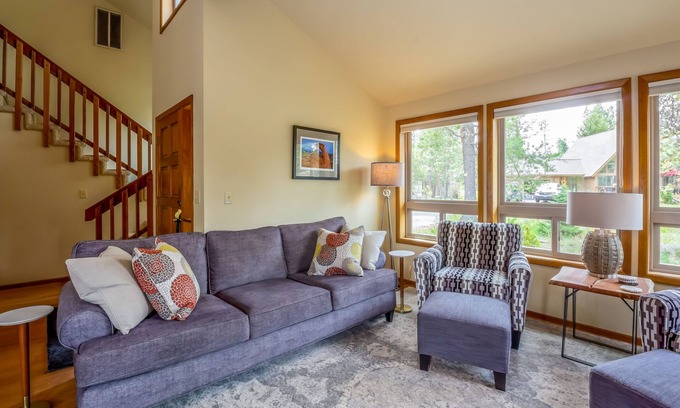 Deer Park Casa | YANK01 - Cozy Home, Gas Fireplace, Dog Friendly