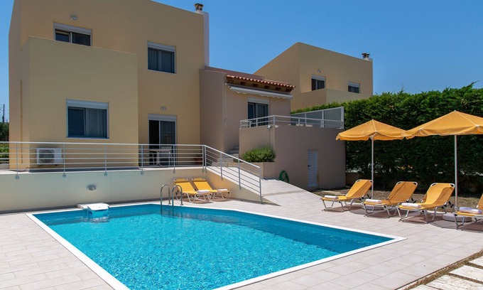 Adelianos Kampos Villa | Villa de tres dormitorios, 7 huéspedes, piscina privada, junto a servicios, vista al mar y montaña