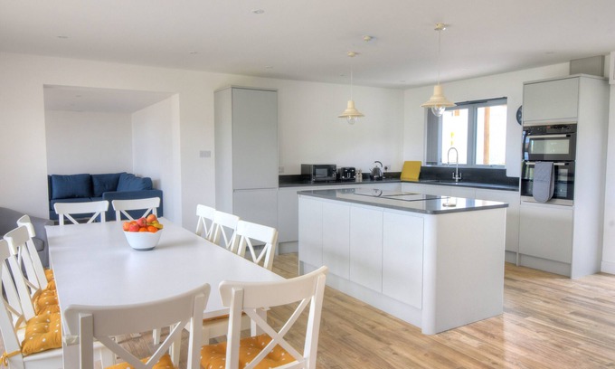 Charmouth Casa | YARROW, pet friendly, country holiday cottage in Charmouth