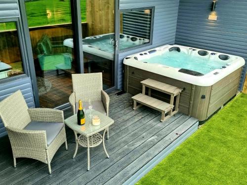 Lisburn Apartamento | Yaseva Lodge, Stylish Country Retreat for 2, Hot Tub, Exceptional Views!