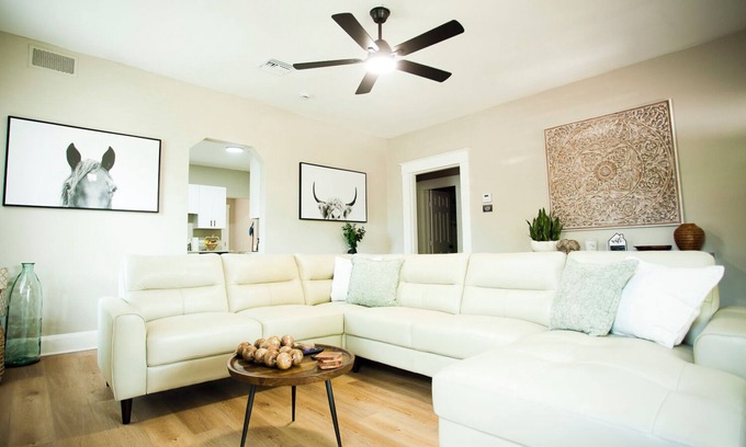Ybor City Casa | Ybor City King Beds Free Private Parking 2 miles to Downtown Tampa