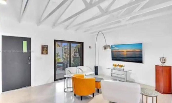 Oakland Park Casa | YDarshHome-2
