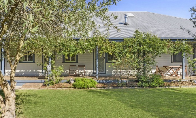 St Leonards Casa | Ye Olde St Leonards Hotel Holiday Home, Pet Friendly, 300 metres to the Beach, Gas Log Fireplace