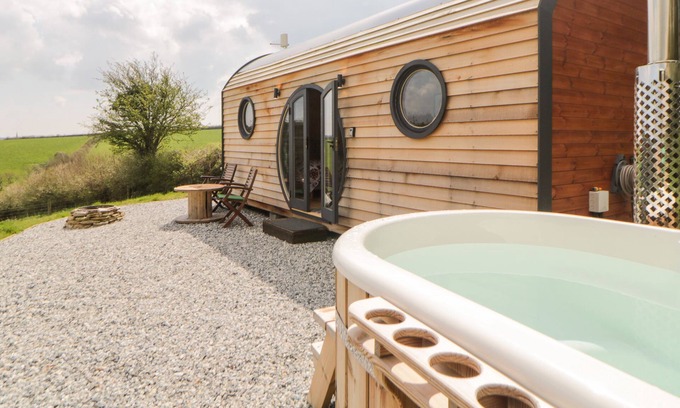 Newton Ferrers Cabaña | YEALM, romantic, character holiday cottage, with hot tub in Holbeton