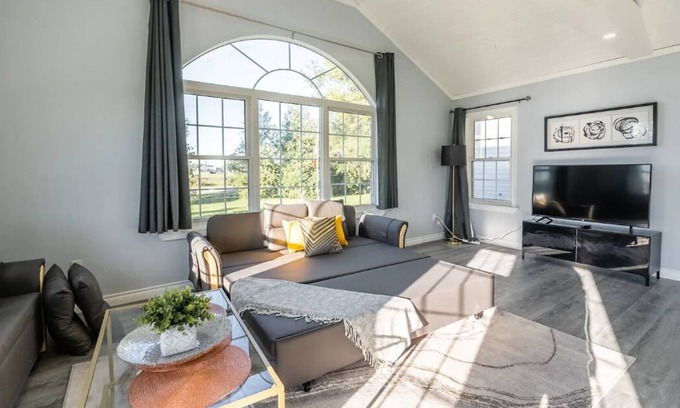 Dunnville Cabaña | Year-Round Comfort – Firepit, Foosball, Piano, BBQ