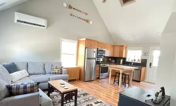 Freedom Casa | Year round lake cottage with hot tub