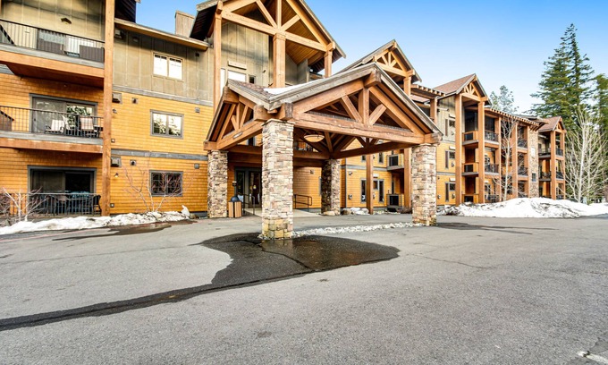 Cle Elum Condominio | Year-round outdoor getaway with shared pool, private patio, full kitchen & WiFi