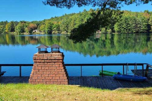 Val-des-Bois Chalet De Esquí | Year-round Waterfront Green Cottage On Vert Lake