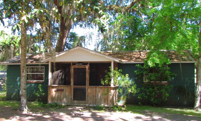 Cross Creek Cabina | Yearling Restaurant and Cabins