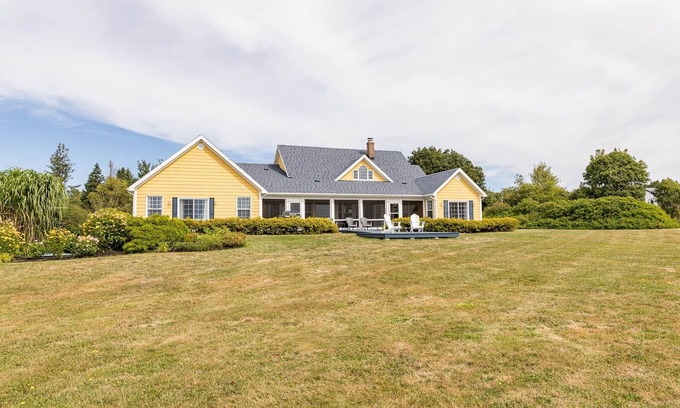 Stratford Casa | Yellow Beach House – Beachfront 4BR Retreat