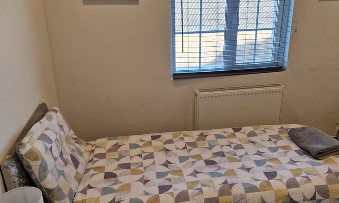 Aveley Casa | Yellow Bliss, Private En-suite Double Room