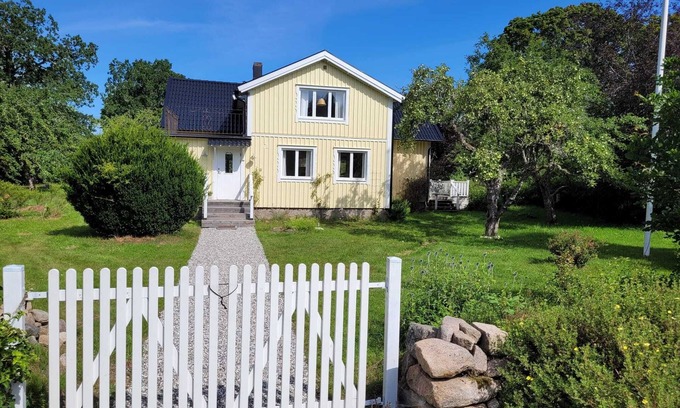 Troxhult Cabaña | Yellow Country House in Wonderful Småland