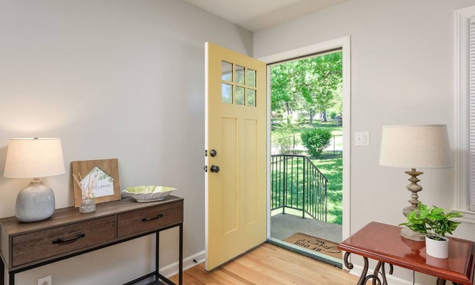 Lupton City Casa | Yellow Door Cottage - 3BR, Pet & family friendly!