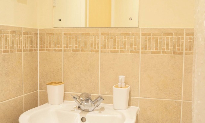 Swindon Casa | Yellow Haven | Spacious 3 Bd 3 Bath | Free Parking