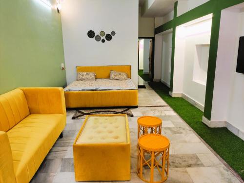 Jabalpur Casa | Yellow Homestay - Modern 2BHK AC stay