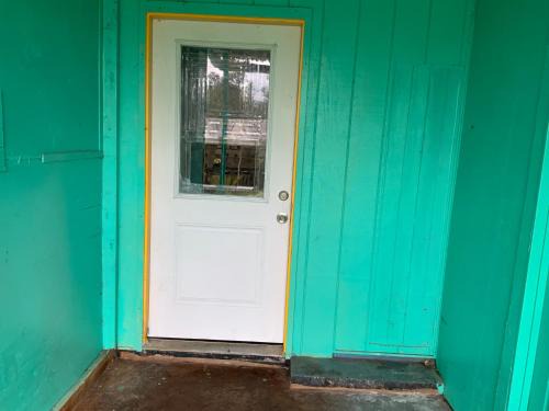 Mountain View Apartamento | yellow house in tropical forest