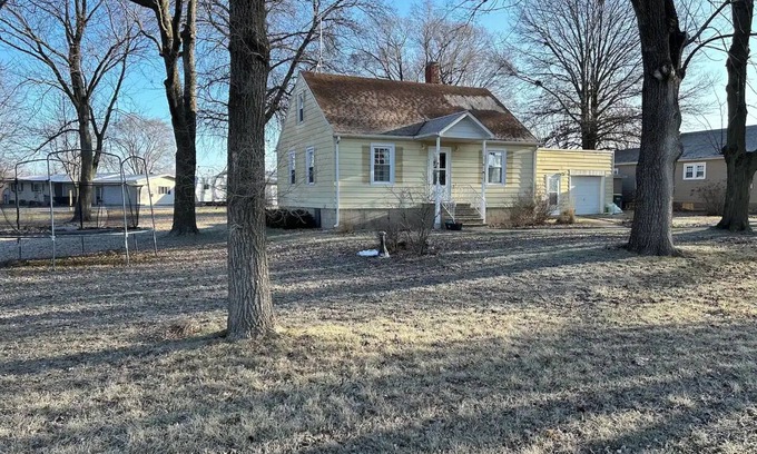 Coal City Casa | Yellow house near the railroad tracks in Coal City