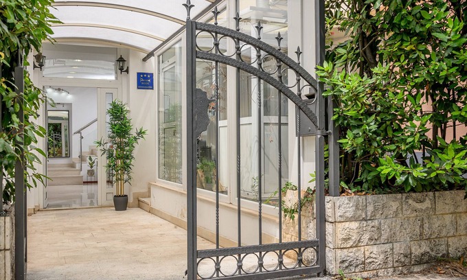 Split Apartamento | Yellow house with private parking