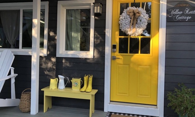 Julian Cabaña | Yellow Kettle Cottage