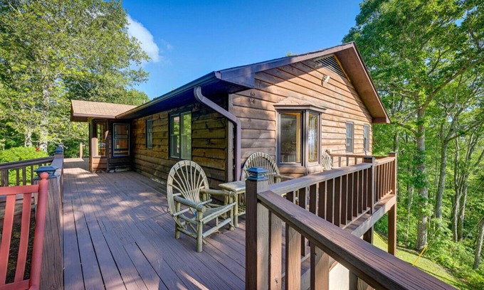 Cullowhee Casa | Yellow Mountain Overlook The Buggy Barn Lodge