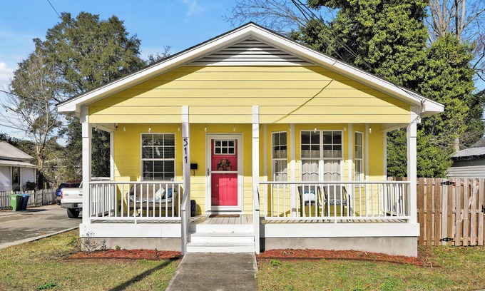 River District Casa | Yellow Swann cozy cottage minutes from Live Oak Pavilion!