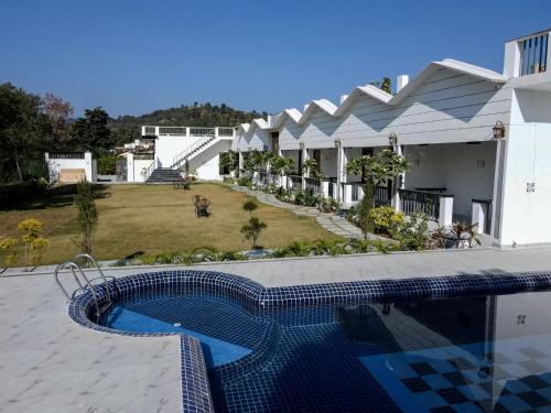 Ramnagar Complejo | Yellow Tail by Puggles Resorts