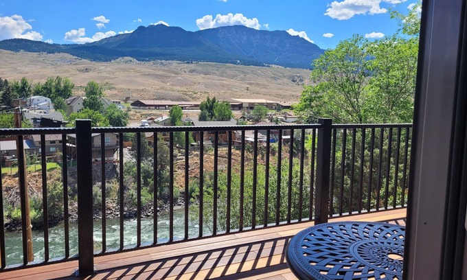 Gardiner Casa | Yellowstone Beauty Overlooking Yellowstone River BRAND NEW Gardiner, MT