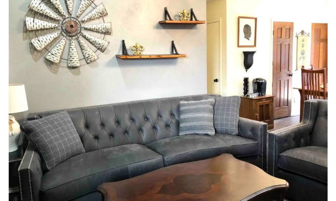 North by Northwest Casa | ~ Yellowstone ~ Close to Texas Tech ! 🟥👆🏻⬛️ ✨Cute 2 Bed & 1 bath✨