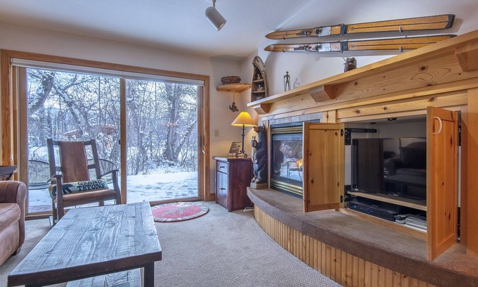 Driggs Condominio | Yellowstone & Grand Teton Parks! On Teton Creek! 3 Hot tubs! Clean & Stocked!