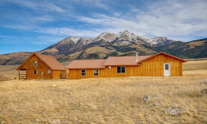 Pray Casa | Yellowstone Lodge with Game Room and Panoramic Views