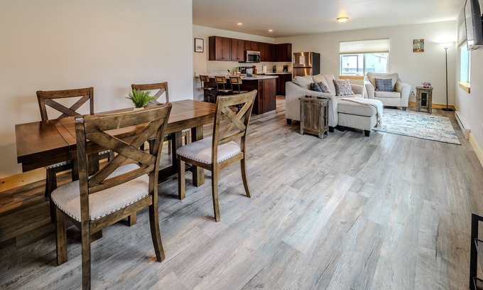 Gardiner Apartamento | Yellowstone Retreat Rentals U3: two blocks from Yellowstone!