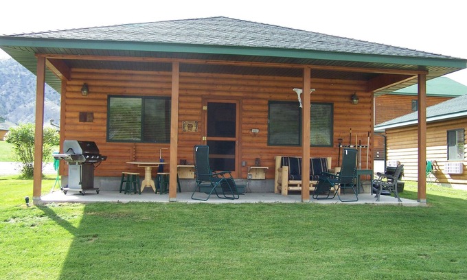 Gardiner Cabina | Cabaña frente al río Yellowstone, capacidad para 9, $ 171- $ 325 / nt, 300 yardas a Yellowstone