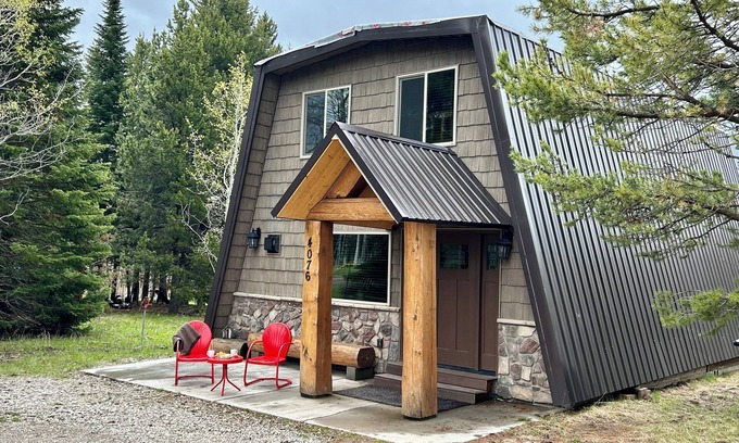 Island Park Cabina | YELLOWSTONE's PREMIER CABIN CLEAN& SPACIOUS KITCHEN with Fireplace, Dog Friendly