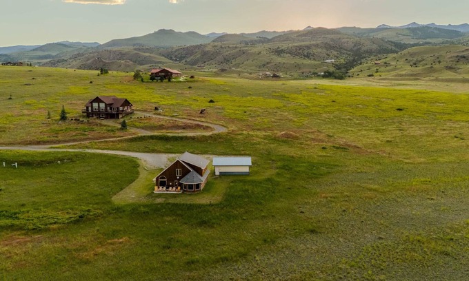 Emigrant Casa | Como nuevo hogar, duerme 8, hermosas vistas, cerca de Yellowstone.