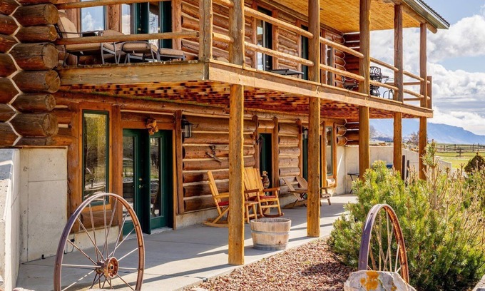 Cody Casa | Yellowstone Valley Cabin- ideally located retreat, wildlife and mountain views