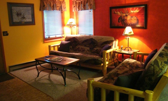 West Yellowstone Cabina | Yellowstone Wildlife Cabins - Moose Cabin Sleeps to 4 - less than a mile to Yellowstone!