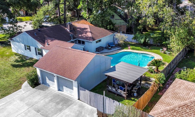 Shenandoah Casa | Yes-pets. Business, medical, shopping, trails, the Woodlands amenities.