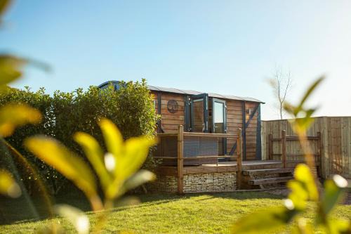 Frampton Chalet De Esquí | Yew Lodge - Shepherd's Hut Railway Carriage with "Hot Tub" - Sleeps 4 - Escape Completely!