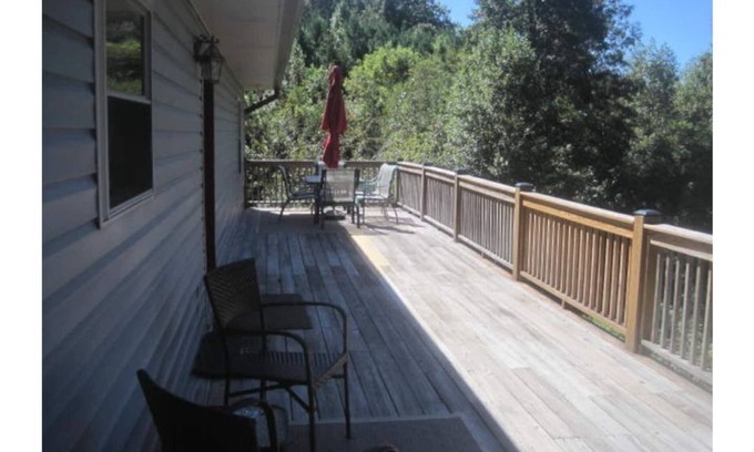 Young Harris Apartamento | Yewit Center - "The Balcony" - PET GOES 4 FREE