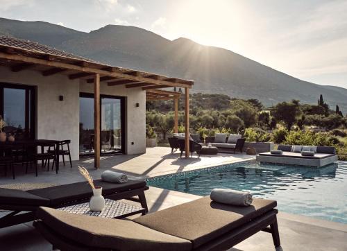 Pigadhakia Villa | Yliessa - Luxury pool villa surrounded by nature
