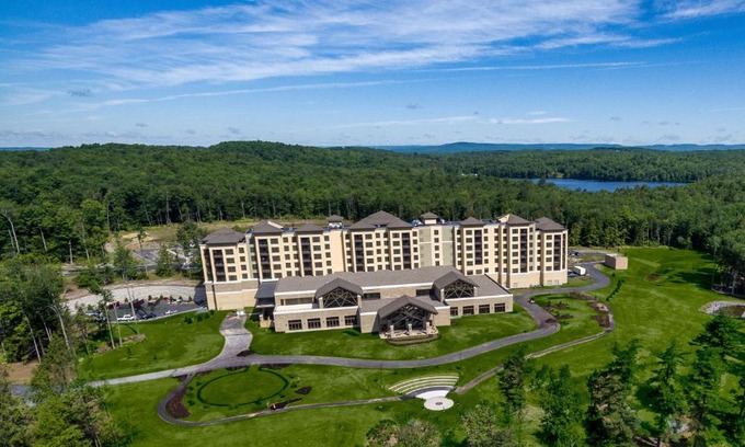 Kiamesha Lake Complejo | YO1 Longevity & Health Resorts, Catskills